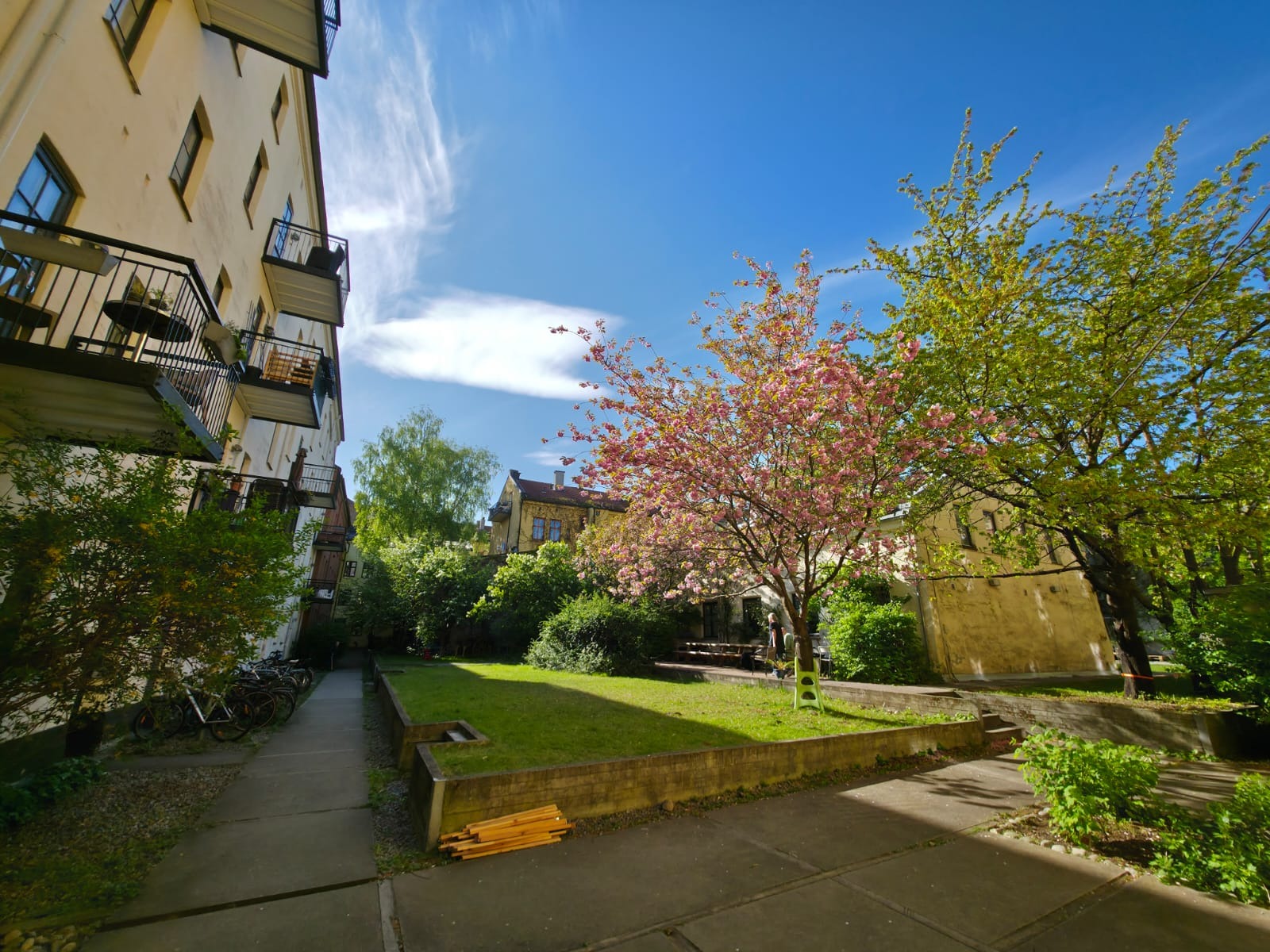 Bakgården er stor og skjermet, med interne veier og pent opparbeidet tomt.